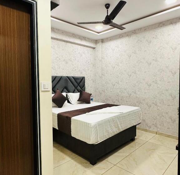 Szálloda Classio Inn   Near Kokilaben Hospital, Andheri West Mumbai