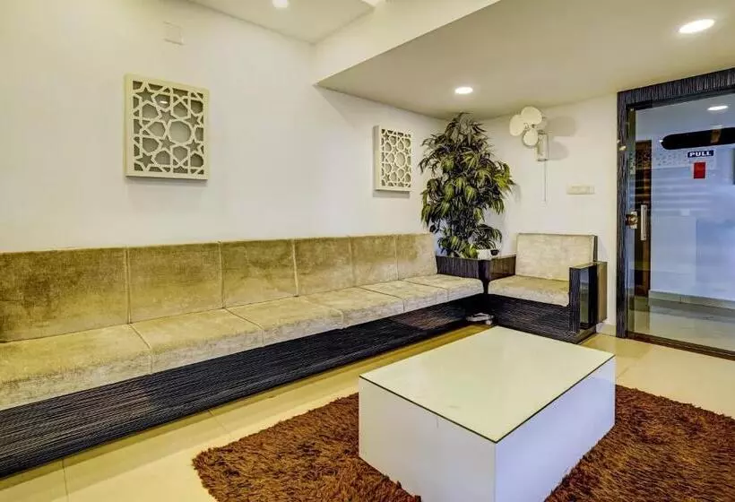 Hotelli Collection O Ayesha Homes