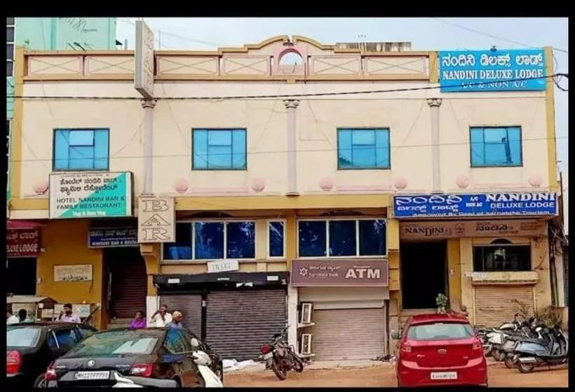 ホテル Nandini Deluxe Lodge