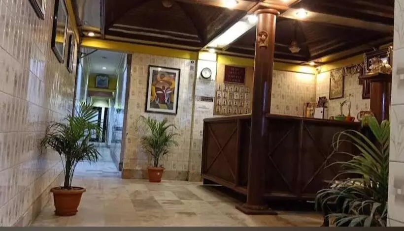 ホテル Nandini Deluxe Lodge