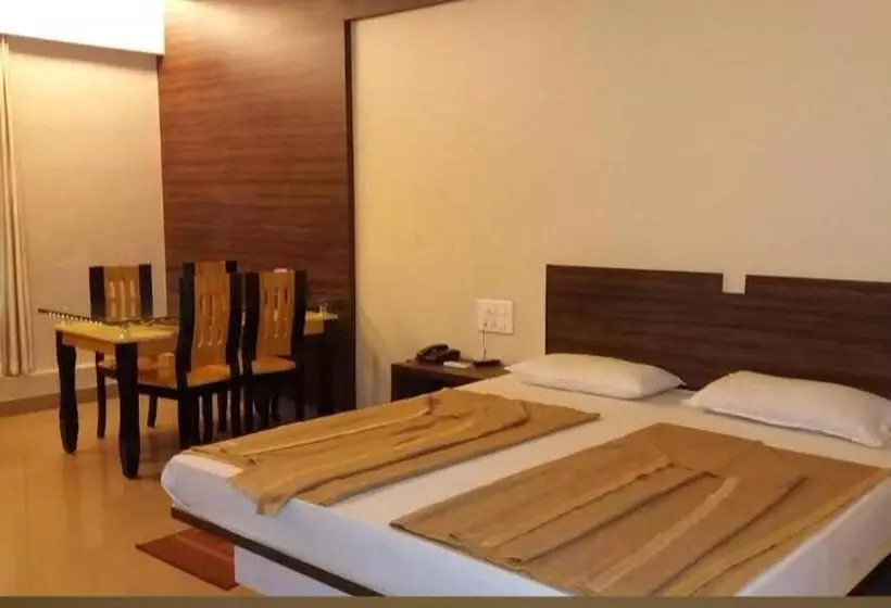 ホテル Nandini Deluxe Lodge