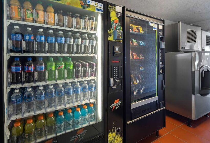 ホテル Studio 6 Suites Carpinteria, Ca Santa Barbara South