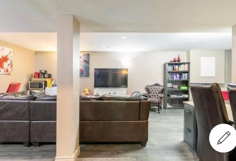ペンション Bella S Palace 2 Bedrooms Lower Level Unit In Town Home With Separate Entrance