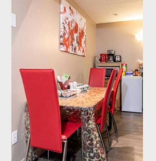 פנסיון Bella S Palace 2 Bedrooms Lower Level Unit In Town Home With Separate Entrance