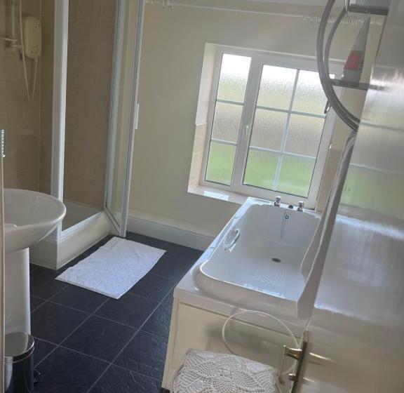 פנסיון Lucy Cross Guest House