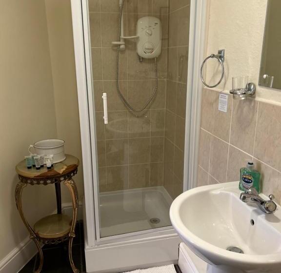 פנסיון Lucy Cross Guest House