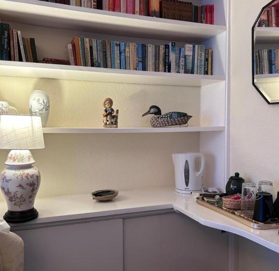 פנסיון Lucy Cross Guest House