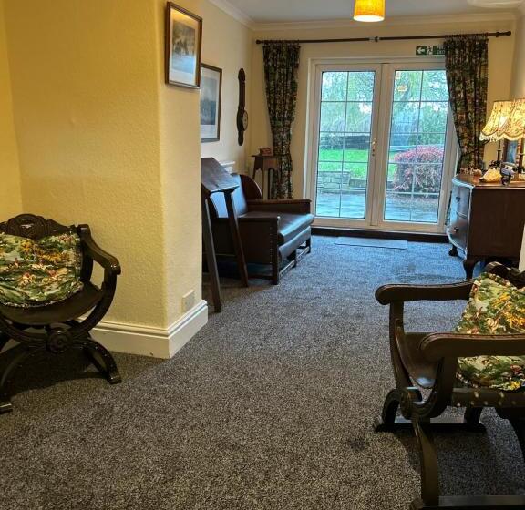 פנסיון Lucy Cross Guest House