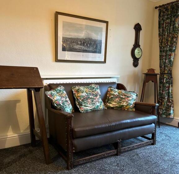 פנסיון Lucy Cross Guest House