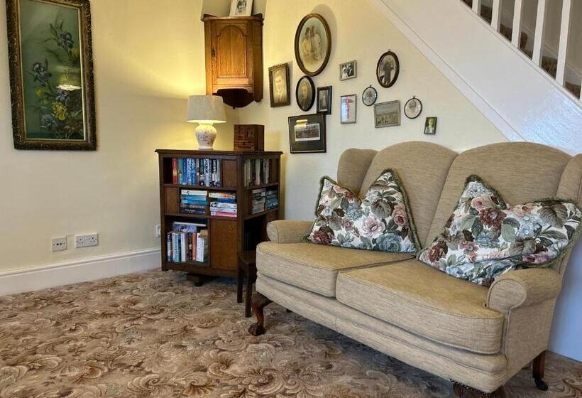 פנסיון Lucy Cross Guest House