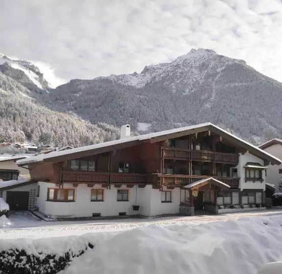 هتل Landhausappartement Kofler