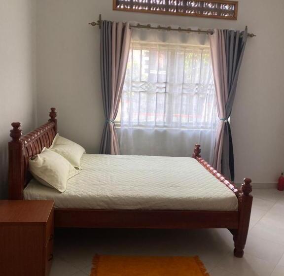 تختخواب و صبحانه Heri Courts