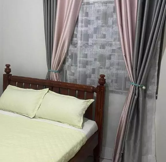 تختخواب و صبحانه Heri Courts