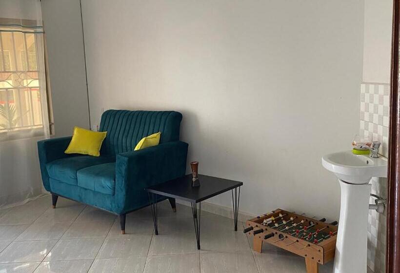 تختخواب و صبحانه Heri Courts