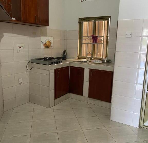 تختخواب و صبحانه Heri Courts