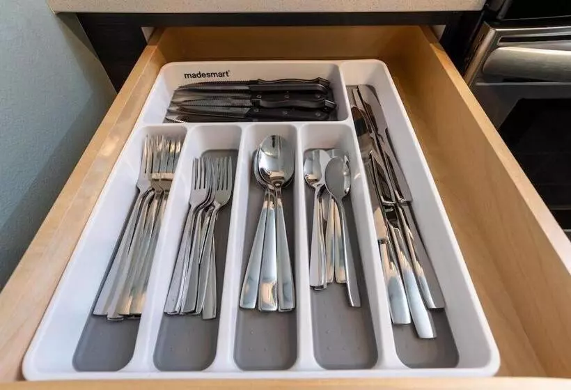 Self Check In Washer Dryer 4ksmart Tv King Bed Gym