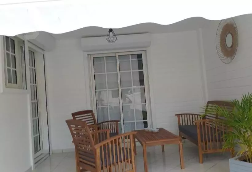 تختخواب و صبحانه L Instant Present