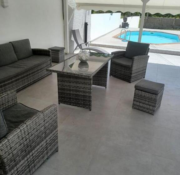 تختخواب و صبحانه L Instant Present