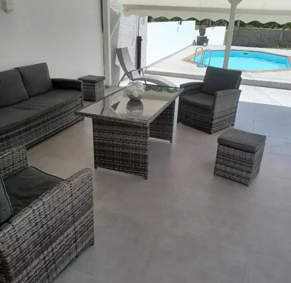 تختخواب و صبحانه L Instant Present