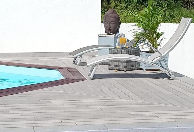 تختخواب و صبحانه L Instant Present