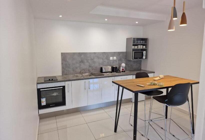 تختخواب و صبحانه L Instant Present