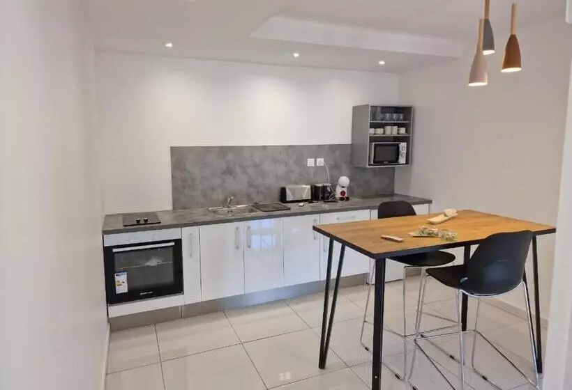 تختخواب و صبحانه L Instant Present