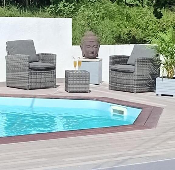 تختخواب و صبحانه L Instant Present