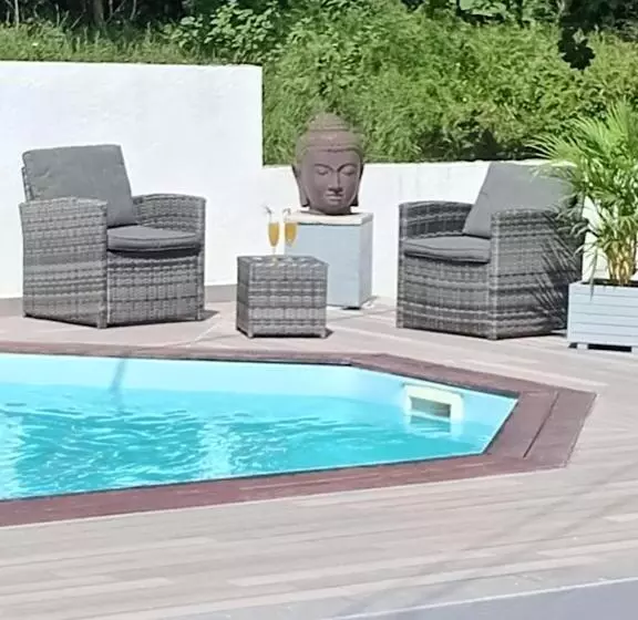 تختخواب و صبحانه L Instant Present