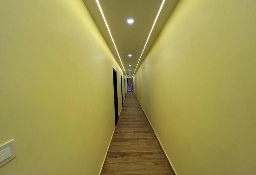 ホテル Oyo Subharam