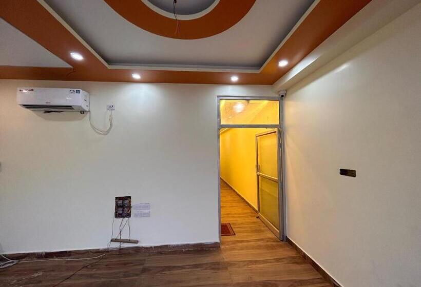 ホテル Oyo Subharam