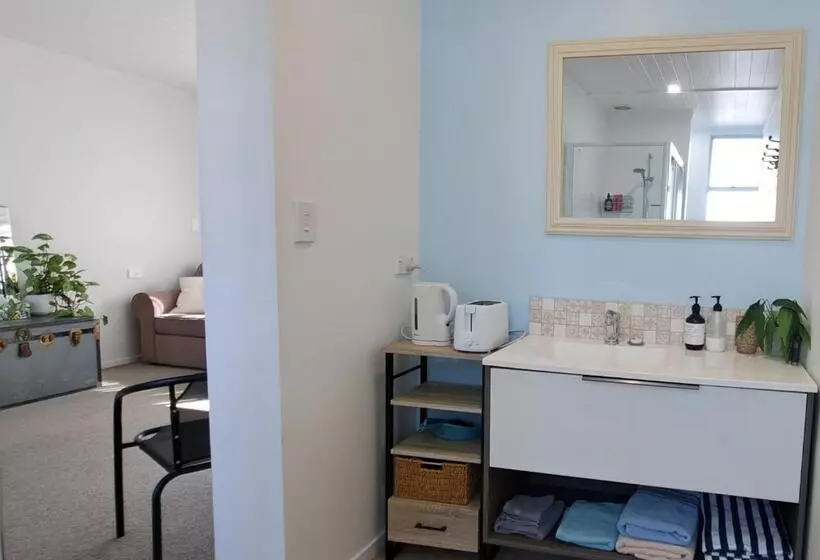 Majatalo Guest Nest In Whitianga   2 Min Walk To Beach