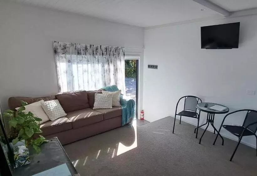 Majatalo Guest Nest In Whitianga   2 Min Walk To Beach