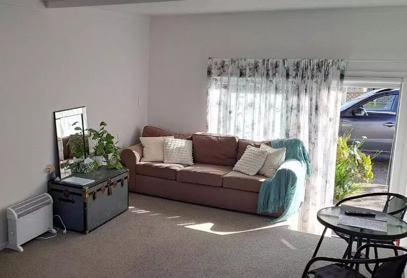 Majatalo Guest Nest In Whitianga   2 Min Walk To Beach