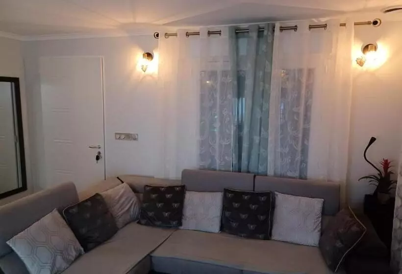 ペンション Maison Calme/chambre Privée/clim+tv/pétit Dejeuner Inclu/tout Confort