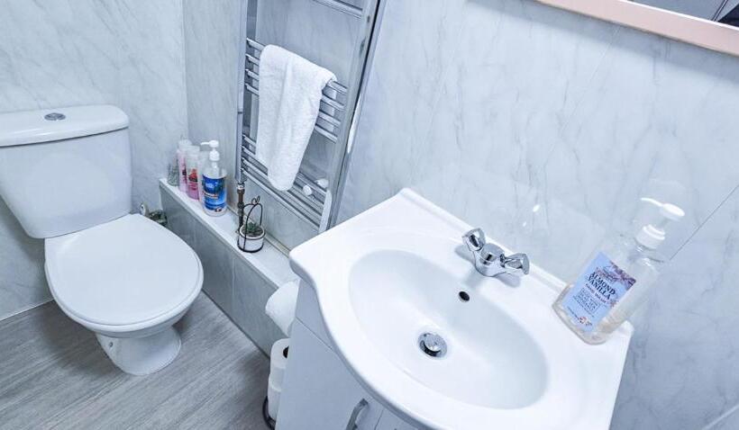 بنسيون Mystayinn Telford Guest House