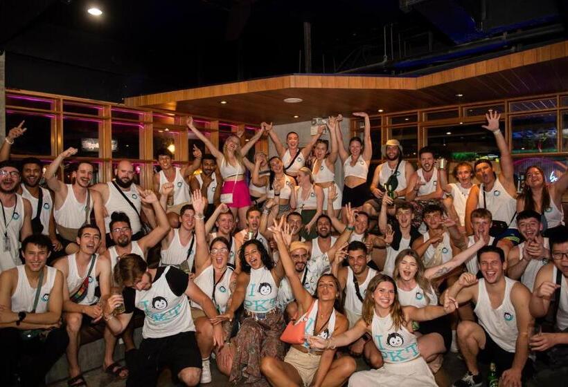 ユースホステル Mad Monkey Phuket