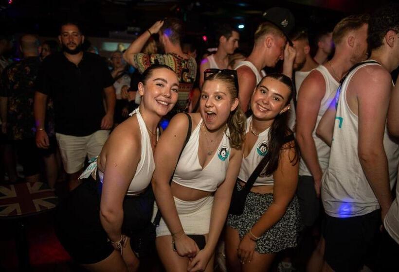 ユースホステル Mad Monkey Phuket