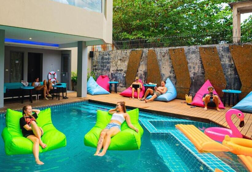 ユースホステル Mad Monkey Phuket