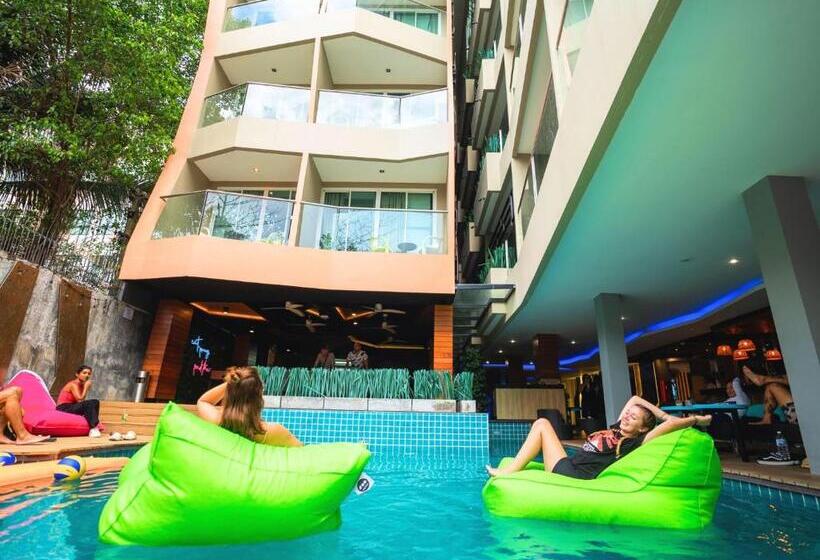 ユースホステル Mad Monkey Phuket