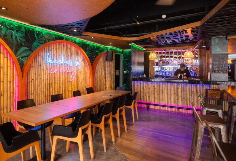 ユースホステル Mad Monkey Phuket