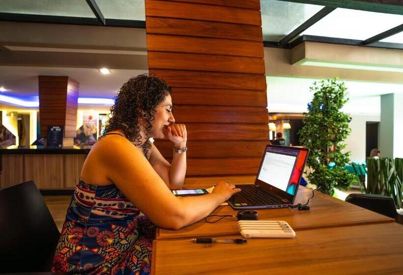 ユースホステル Mad Monkey Phuket