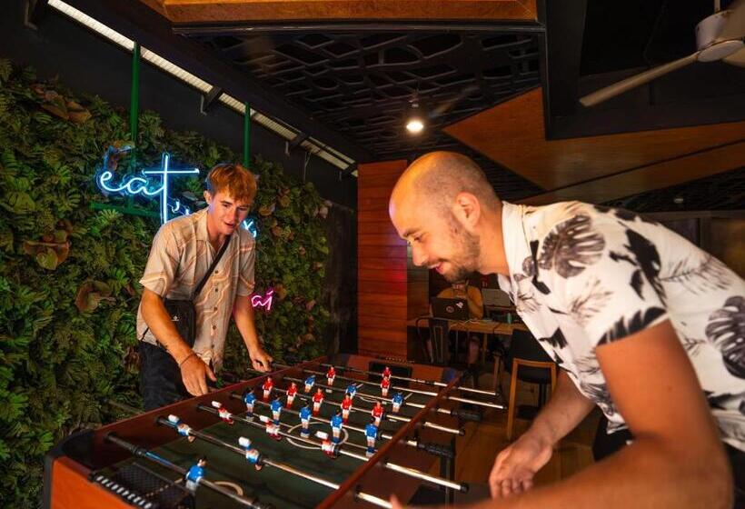 ユースホステル Mad Monkey Phuket