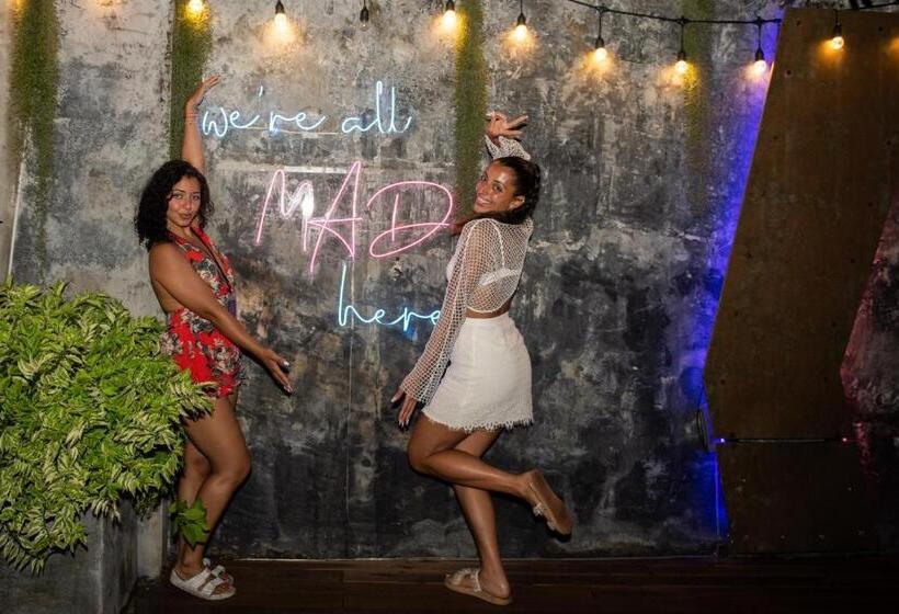 ユースホステル Mad Monkey Phuket