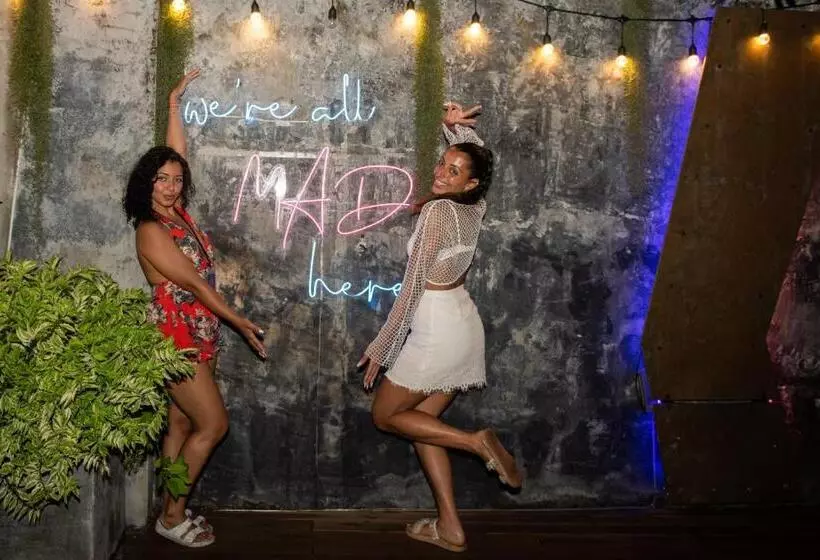 ユースホステル Mad Monkey Phuket