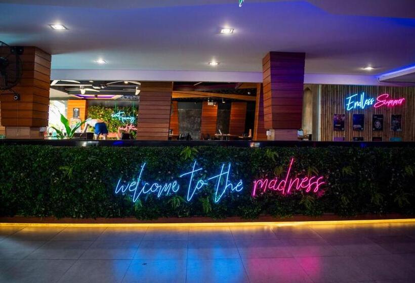 ユースホステル Mad Monkey Phuket