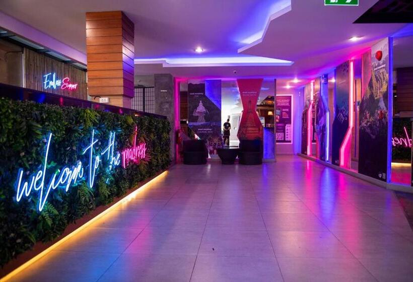 ユースホステル Mad Monkey Phuket