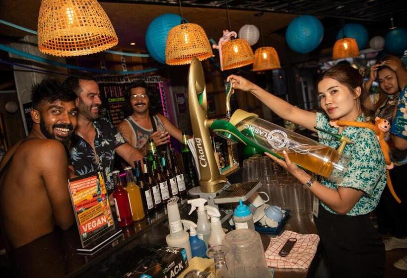 ユースホステル Mad Monkey Phuket