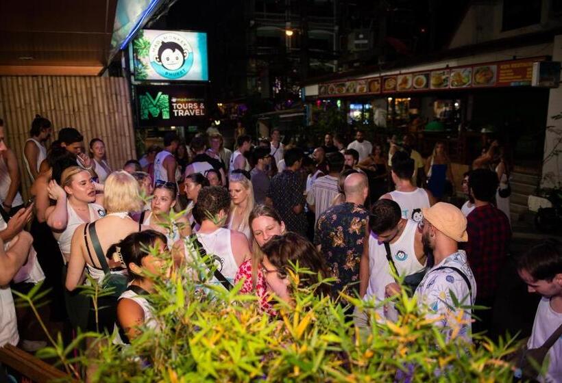 ユースホステル Mad Monkey Phuket