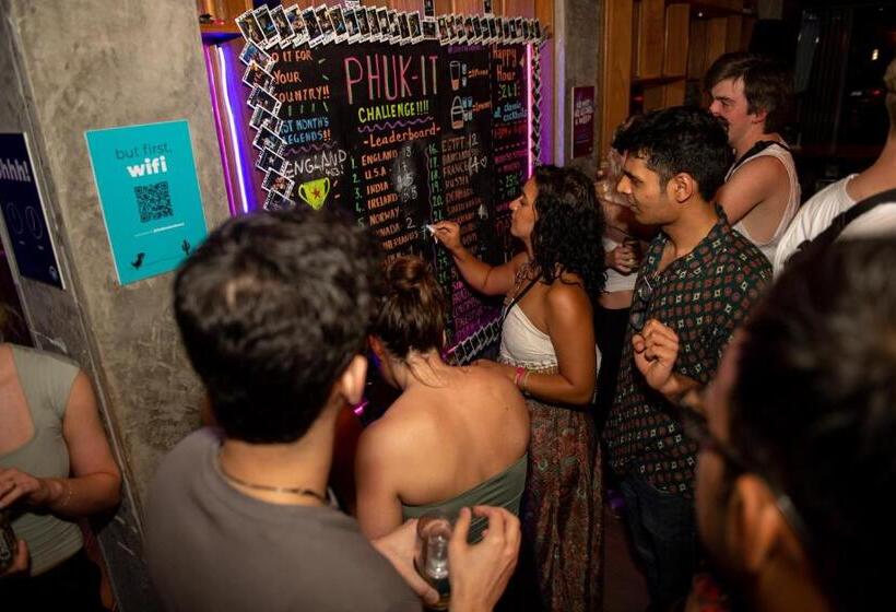 ユースホステル Mad Monkey Phuket