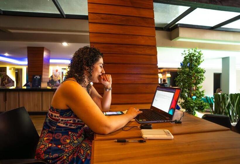 ユースホステル Mad Monkey Phuket